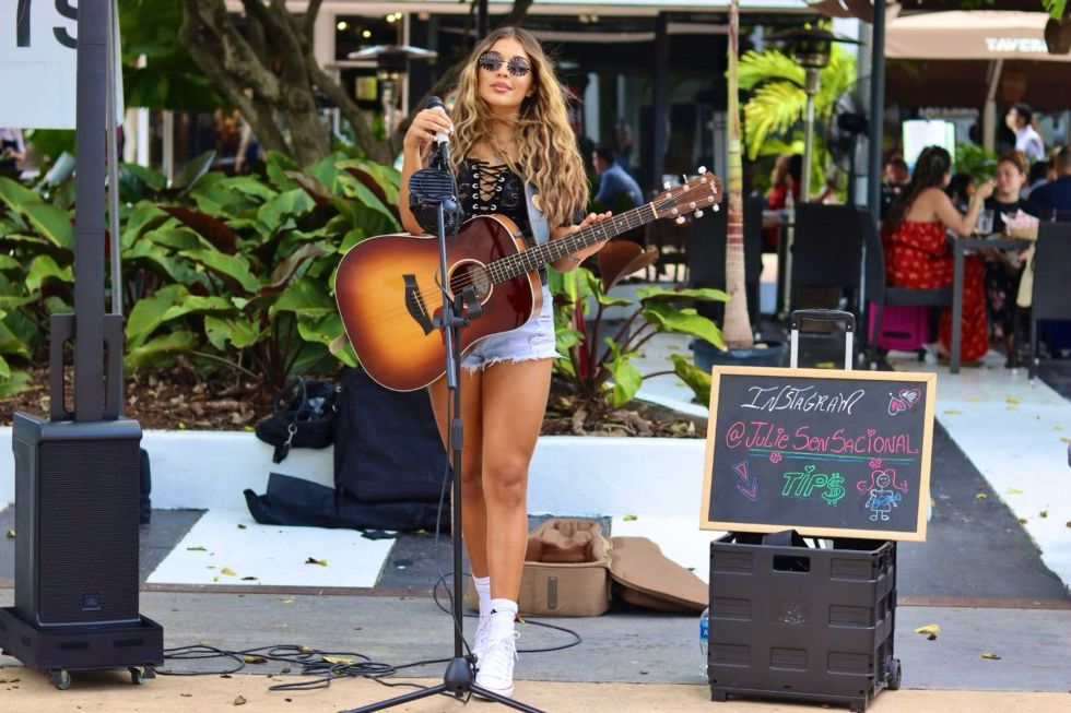 Cantora Julies - Foto: Acervo Pessoal