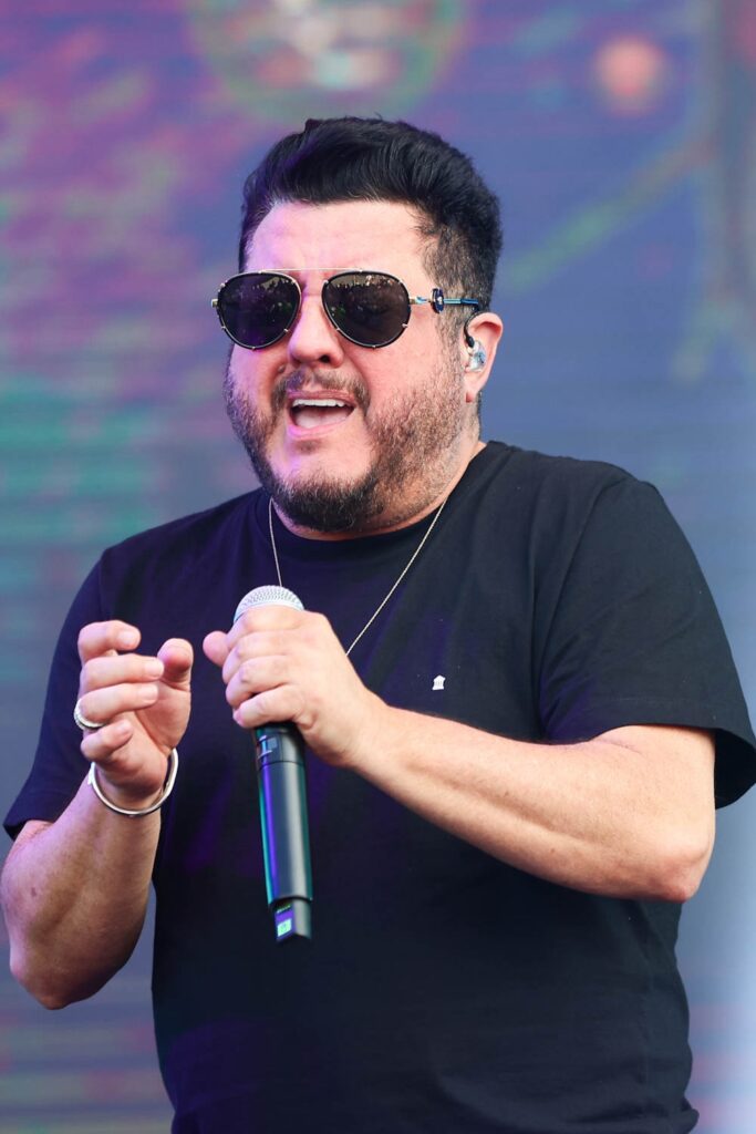 Bruno & Marrone encantam multidão no Farrarraiá do Anhembi em São Paulo