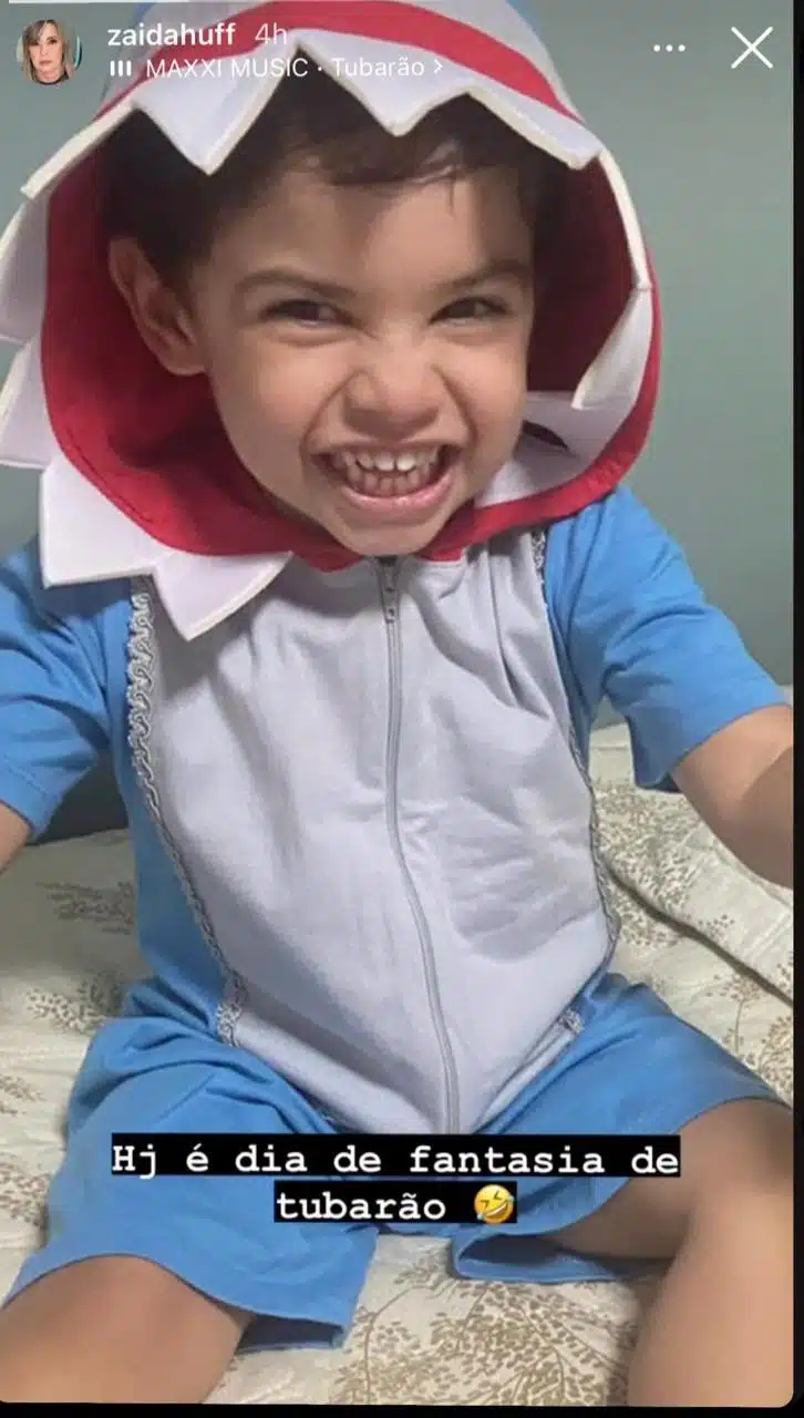 Filho de Marília Mendonça brinca usando fantasia