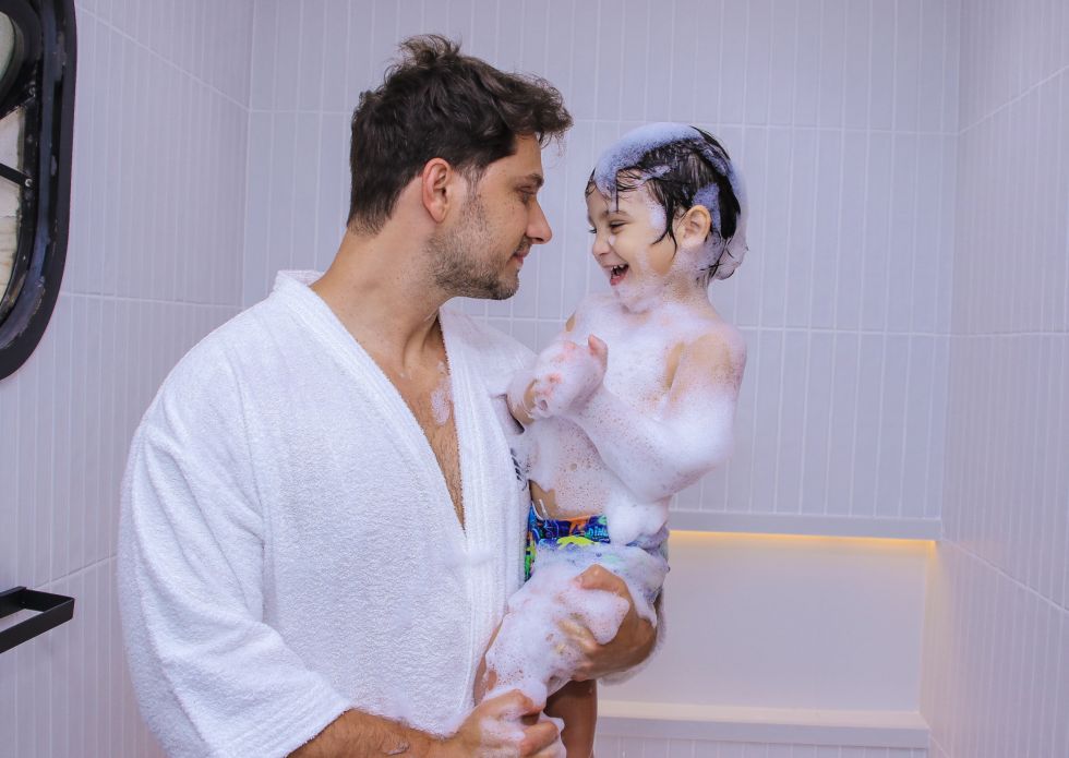 Ex BBB Elieser Ambrosio com o filho Bento - Foto: Thiago Duran / Divulgação