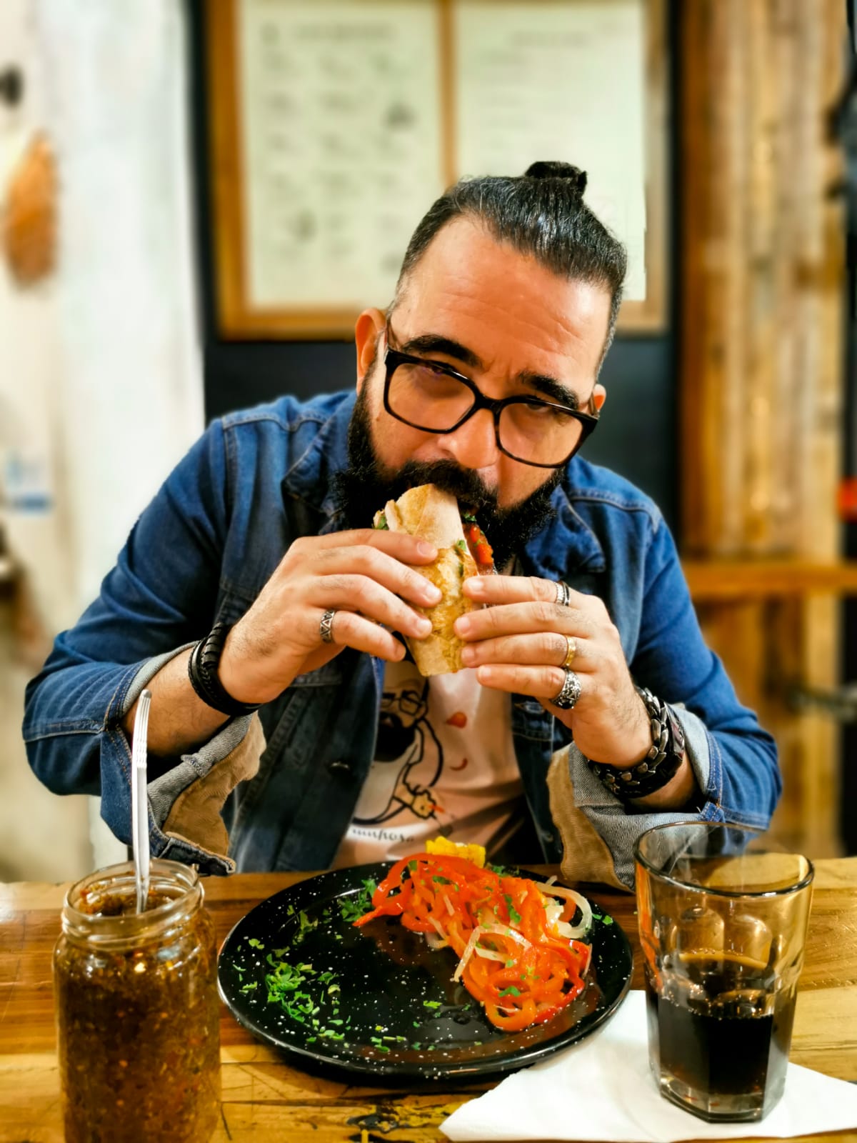 Chef Rafael Brunhosa explorando o Mercado de San Telmo em Buenos Aires.