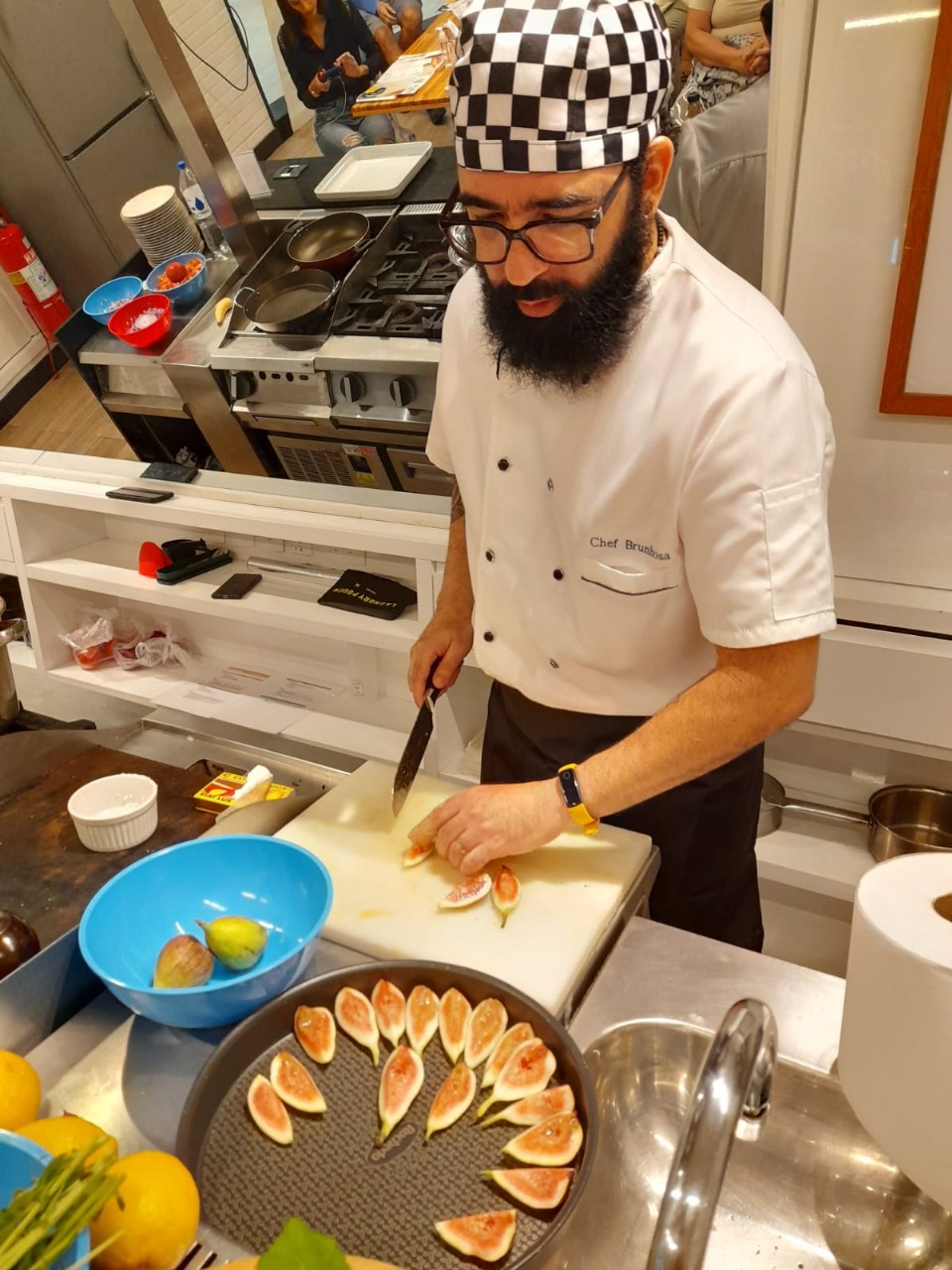 Chef Rafael Brunhosa em ação como Personal Chef, preparando um jantar exclusivo para seus clientes.