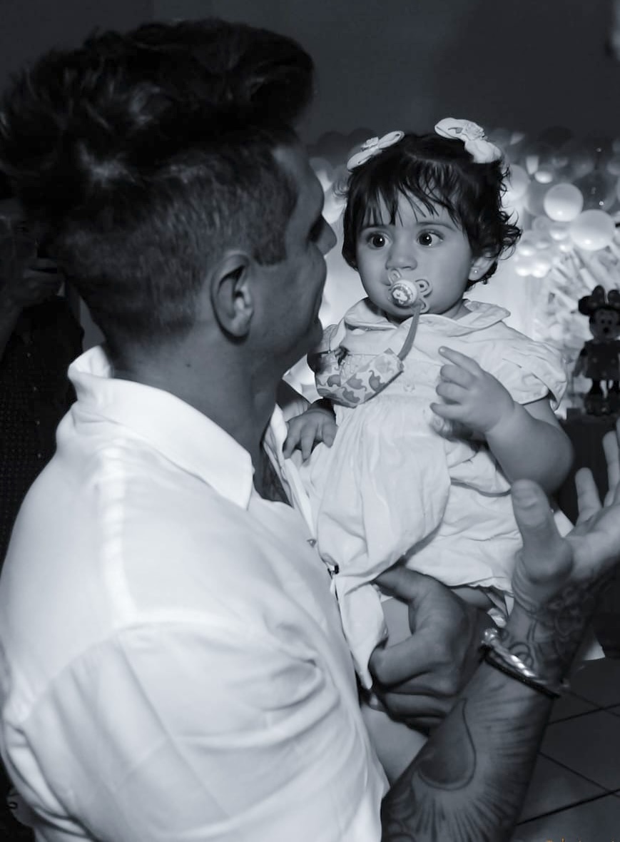Registro antigo da pequena Bianca com o padrinho Fernando Fernandes - Foto: Acervo Pessoal