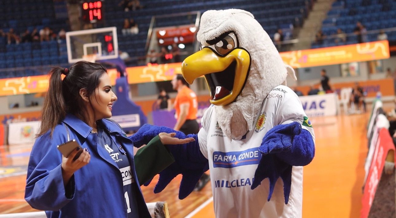 Maisa Brandão e Sanja, o mascote do time São José Basketball - Crédito da Foto: Eduardo da Silva / Divulgação