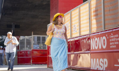 Em roupas de banho, ação colocou atores em ambientes do dia a dia | divulgação: Hot Beach Parques & Resorts.