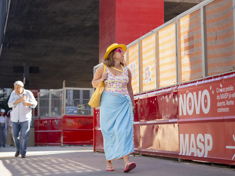 Em roupas de banho, ação colocou atores em ambientes do dia a dia | divulgação: Hot Beach Parques & Resorts.