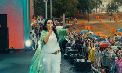 Eyshila fez a abertura do Louvorzão ainda debaixo de chuva