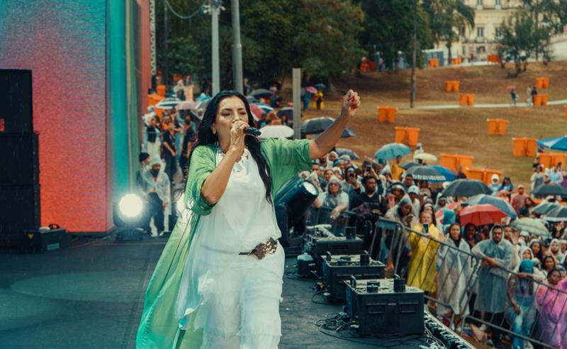 Eyshila fez a abertura do Louvorzão ainda debaixo de chuva