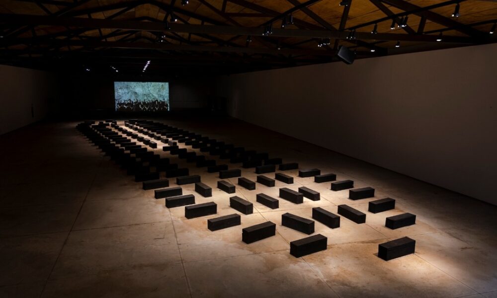 “O Barco” (2021), de Grada Kilomba. Vista de instalação no Instituto Inhotim.