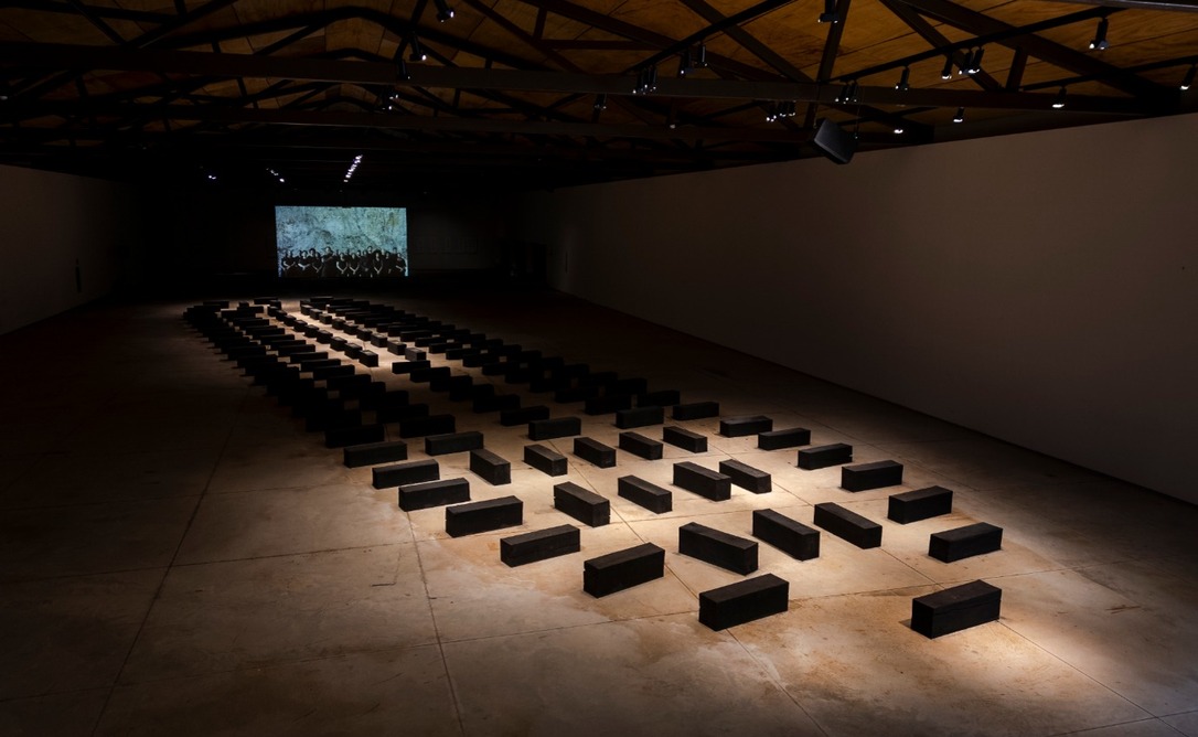 “O Barco” (2021), de Grada Kilomba. Vista de instalação no Instituto Inhotim.